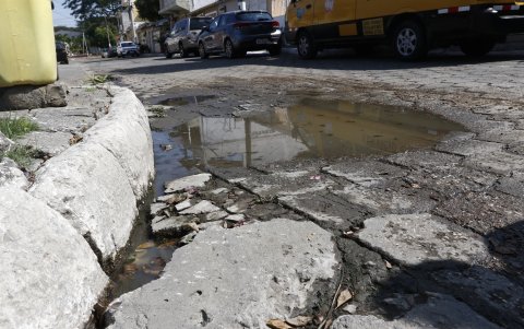 Pedazos de concreto desiguales y rotos, permanecen en el recorrido.