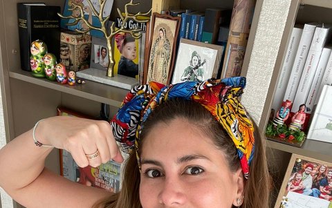 La parlamentaria andina, Cristina Reyes, emula la pose de Rosie the Riveter.