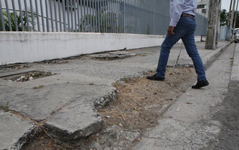 Las calles, veredas y parterres de esta zona están deterioradas, desde hace varios meses, y se han convertido en un riesgo para quienes transitan por la zona.