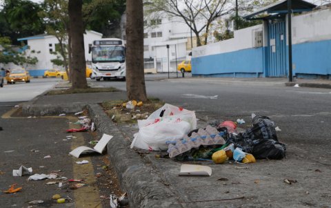 La acumulación de basura en las esquinas y veredas es otro de los problemas que afrontan los residentes de la ciudadela Bolivariana.