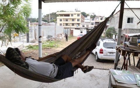 Construcción. Ruido, polvo y hasta piropos de albañiles han sido permanentes desde que llegó la maquinaria. La obra no avanza.