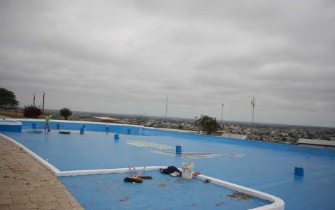 Pese a que los turistas visitan el lugar, las piletas permanecen apagadas y sucias.  Hay días que están con tierra y basura.