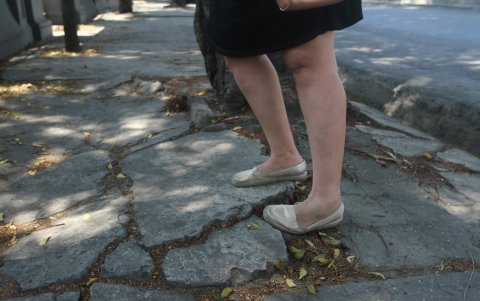 Este es el estado en el que permanecen las aceras en los exteriores del Cementerio General.