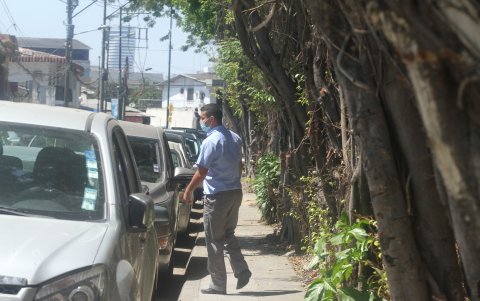 Veredas angostas. En la Kennedy, el tamaño de muchas es tan reducido que dos personas a la vez por esta no puedan pasar.