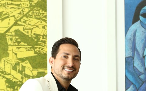 Le gusta vestir impecable.