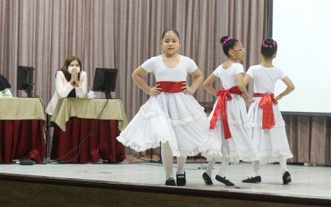 Un baile folclórico sirvió de entretelón durante el concurso de oratoria.