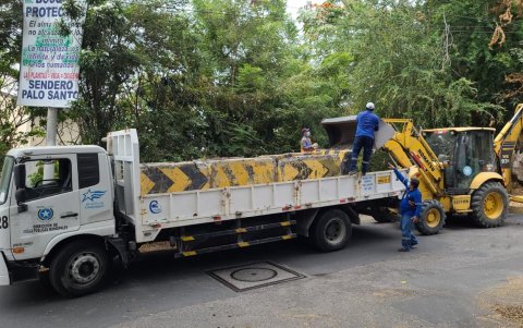 Acto. Delegados de Ambiente del Municipio en la colocación de los muros.