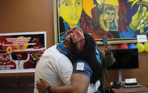 Pérez y Salazar se fundieron en un fuerte abrazo.