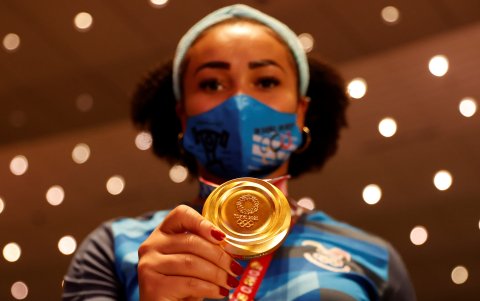Neisi Dajomes terminó con al medalla de oro colgada en su cuello.
