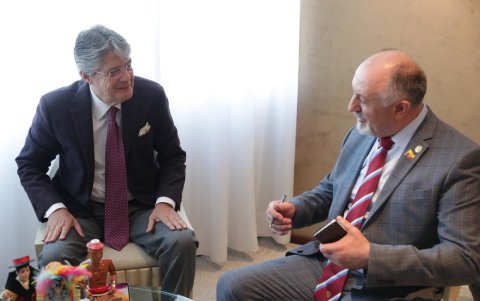 El presidente Lasso junto al embajador ruso en Ecuador, Vladimir Sprinchan.
