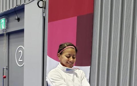 Marcela Cuaspud alistándose para las competencias de esgrima en los Juegos Olímpicos