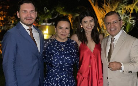 Retrato familiar con sus hijos Sebastián y Sharon y su esposa, Margoth.