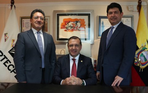 Eduardo junto a sus hermanos Byron y Paulo López.