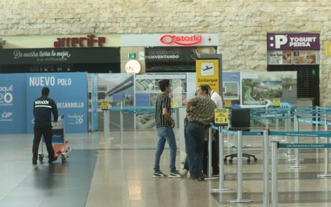 Poca afluencia de viajeros y locales cerrados detrás de biombos con anuncios, es lo que se observa dentro de la terminal aeroportuaria hasta estos días.