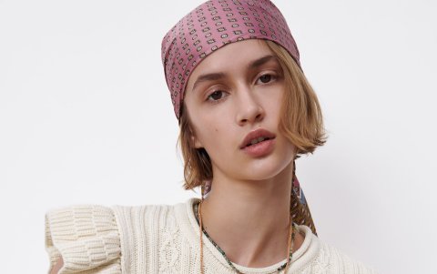 Pañuelo estilo cintilo.