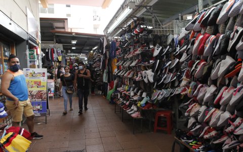 Ni las aceras, ni las mallas que resguardan al peatón de algún peligro fueron utilizadas por los comerciantes informales.