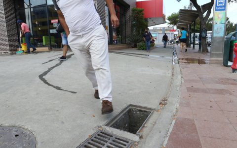 Riesgos. El robo de rejillas de sumideros y tapas de alcantarilla pone en peligro a los peatones que circulan por las aceras.