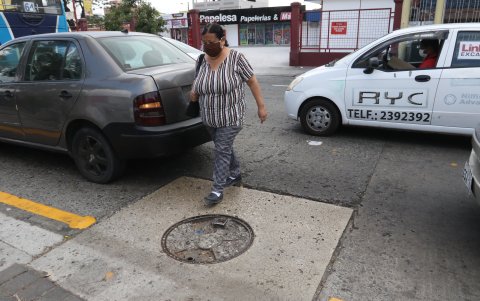 Hecho. Diferentes barrios han denunciado el robo de tapas de alcantarillas.