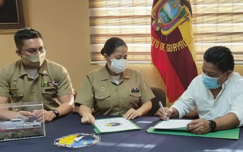 Las autoridades durante la firma del convenio.