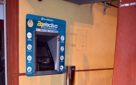 Los delincuentes no lograron llevaron el cajero.