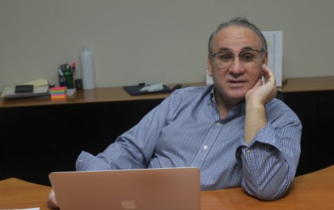 Tiene 62 años, de los cuales 40 ha dedicado a la comunicación.