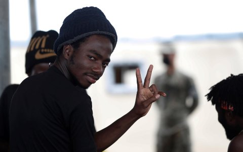 Fotografía de migrantes en el albergue de San Vicente hoy, en Metetí (Panamá).