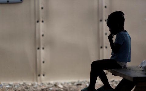 Fotografía de un niño migrante en el albergue de San Vicente hoy, en Metetí (Panamá).