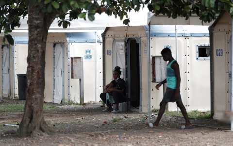 Fotografía de migrantes haitianos en el albergue de San Vicente hoy, en Metetí (Panamá).