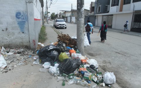 Las fundas de basura se disponen a diario en las calles, especialmente en las esquinas.