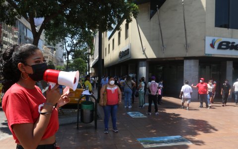 Promoción. En el centro, para promocionar un producto, los vendedores tienen que usar alta voces.