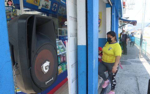Parlantes. Una farmacia frente al hospital Francisco de Icaza tiene un parlante grande.