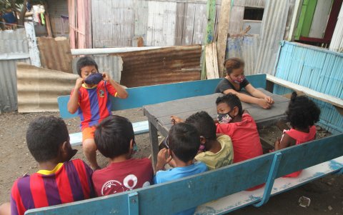 Muchos niños no van a la escuela y tampoco tienen un tutor que los ayude a estudiar en sus casas.