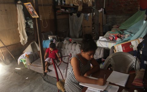 En casa. Victoria  y Maité Lara, de 12 y 9 años, respectivamente, no reciben asesoría pedagógica en la cooperativa. Janeth Toral.
