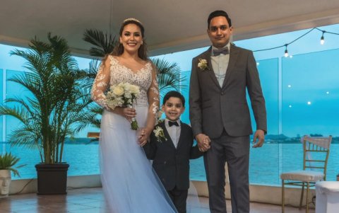 Con su hijo Rafael y su esposo.