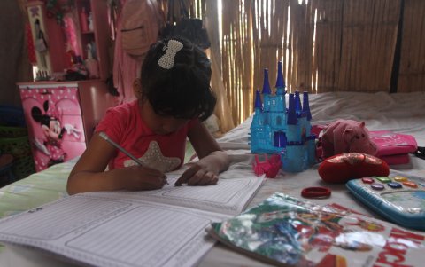 Los niños juegan a estudiar y hacen otras actividades en casa porque no están inmerso en el sistema escolar.
