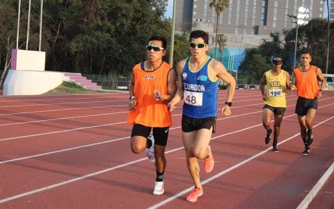 Darwin Castro (i) es el guía del paratleta Sebastián Rosero (d).