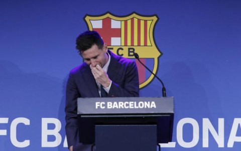 El mundo deportivo recordará por siempre esta imagen de la despedida de Messi del Barcelona.