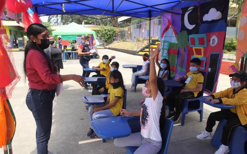 En la Unidad Educativa Teniente Hugo Ortiz se levantaron cuatro estaciones donde los niños recorrían, acompañados de sus padres.