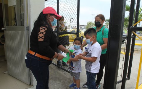 A los niños y padres de familia se les tomaba la temperatura y se le colocaba alcohol en las manos, antes de entrar al colegio.