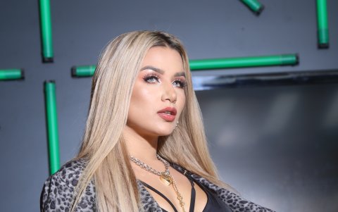 Le encanta entrenar para mantenerse en buen estado físico.