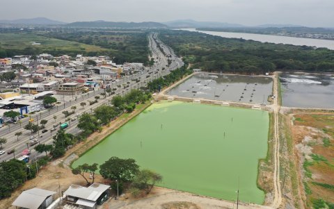 Espacio. Los residentes de ciudadelas  como Guayacanes y Sauces, al norte de Guayaquil, denuncian los malos olores que emanan las lagunas.
