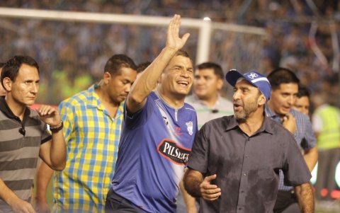 Rafael Correa, con la camiseta de Emelec, junto a Nassib Neme, presidente azul.
