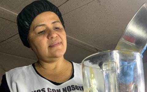 Leuris Guerra prepara los dulces de leche para que Ramón pueda vender.