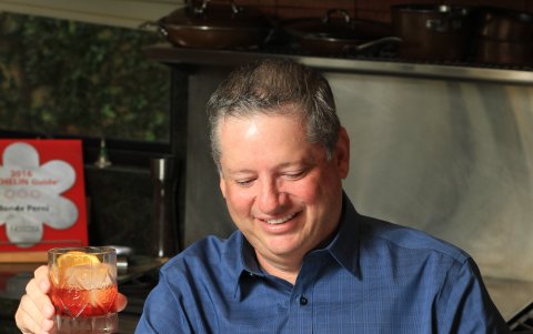 Cuenta con una colección de más de 500 libros de gastronomía.