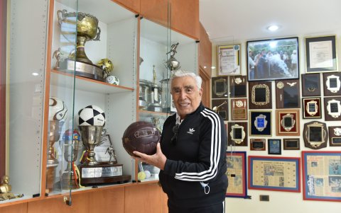 Entre sus tesoros, está un balón que se usaba en 1966.