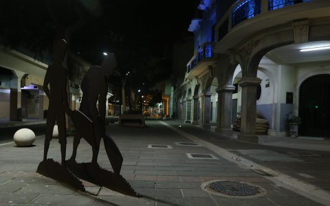 Escenario. Las únicas figuras humanas que sobresalen en la calle, al caer la noche, son las estatuas.