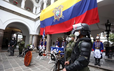 Protocolo. Los Granaderos son los protectores del Palacio de Carondelet y domicilios de los mandatarios.