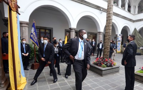 Seguridad. La seguridad inmediata de los mandatarios está a cargo de agentes entrenados en protección de Personas muy Importantes.