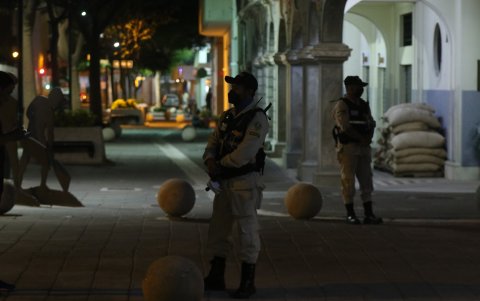 Vigilancia. Apenas un par de celadores vigilan dos sitios inaugurados. No hay más seguridad.