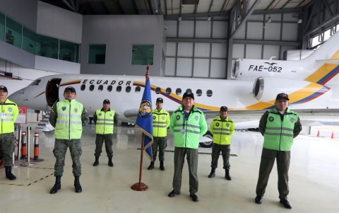 Aeronave. El avión presidencial Falcon y parte de los miembros del equipo de Transporte Aéreo Especial.